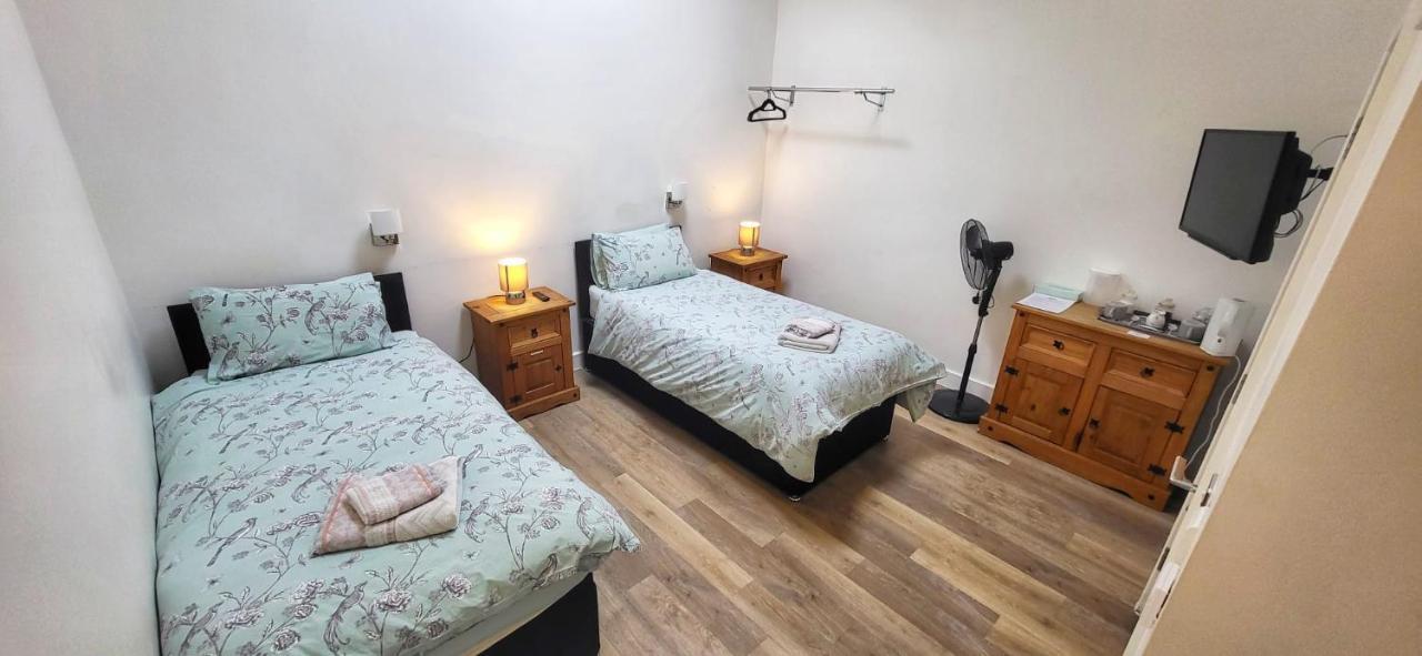 Deepcut Lodge Bed & Breakfast Self Service Camberley Luaran gambar