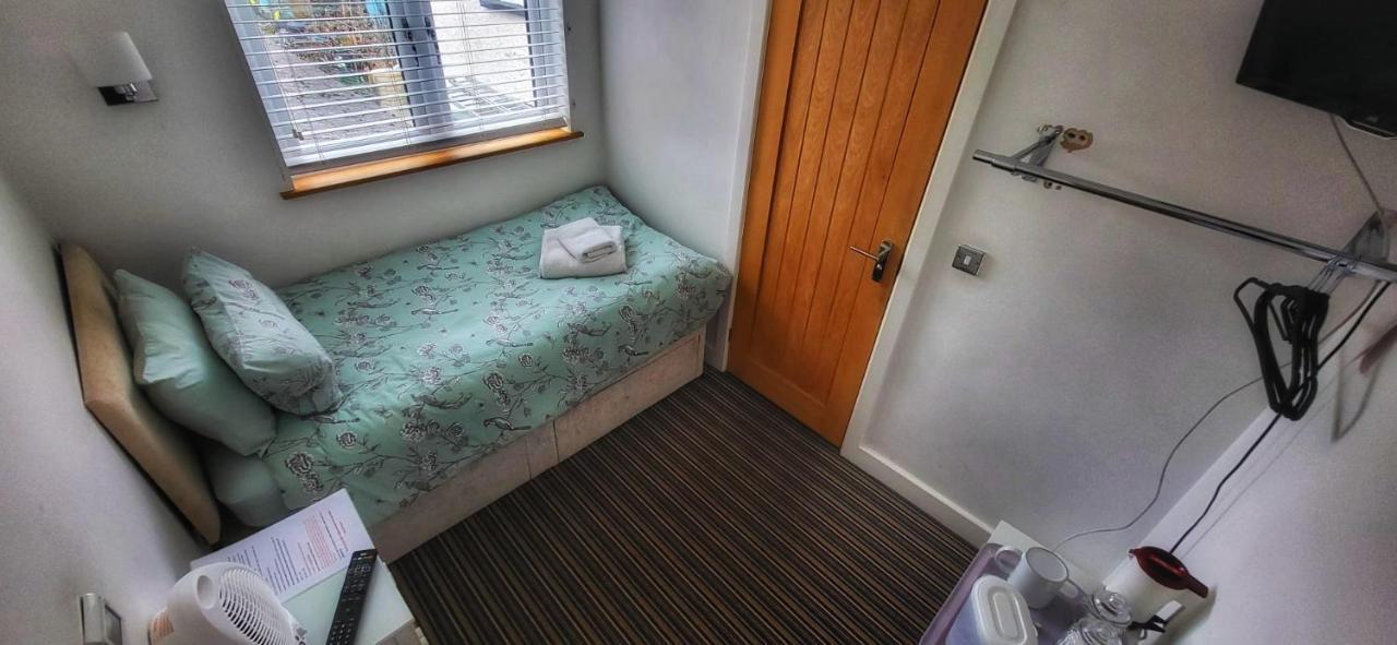 Deepcut Lodge Bed & Breakfast Self Service Camberley Luaran gambar