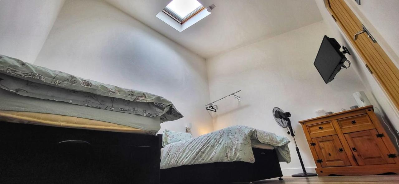 Deepcut Lodge Bed & Breakfast Self Service Camberley Luaran gambar