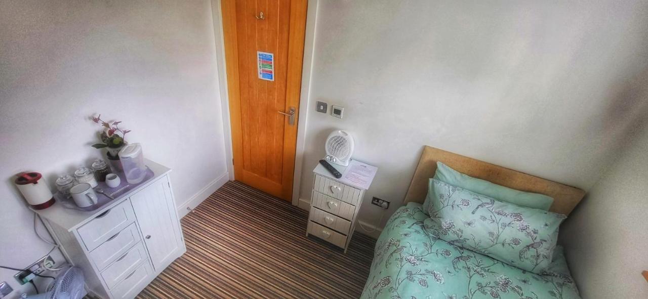 Deepcut Lodge Bed & Breakfast Self Service Camberley Luaran gambar