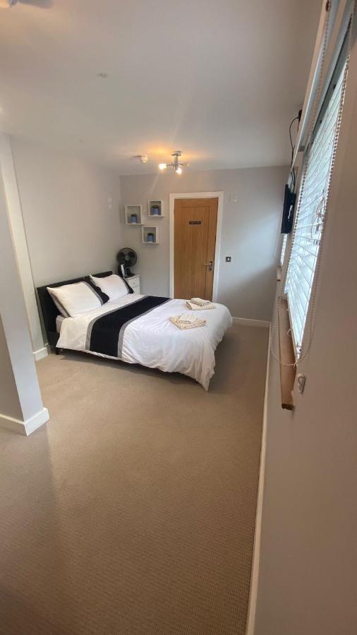 Deepcut Lodge Bed & Breakfast Self Service Camberley Luaran gambar