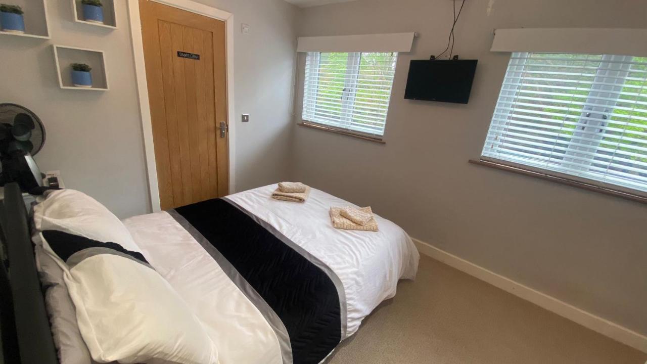Deepcut Lodge Bed & Breakfast Self Service Camberley Luaran gambar