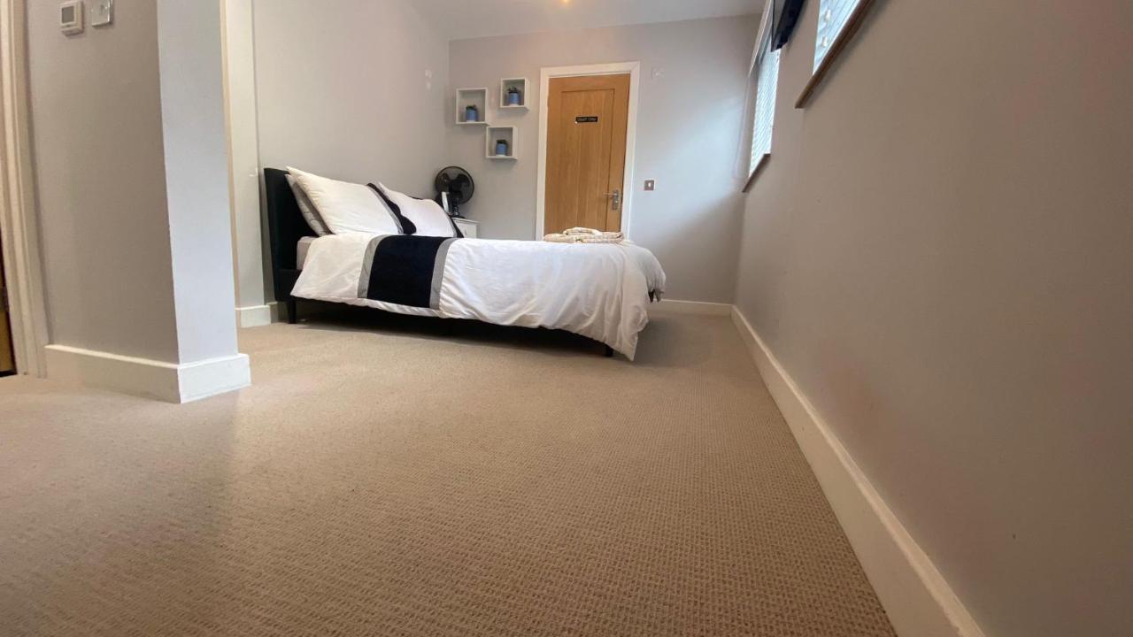Deepcut Lodge Bed & Breakfast Self Service Camberley Luaran gambar